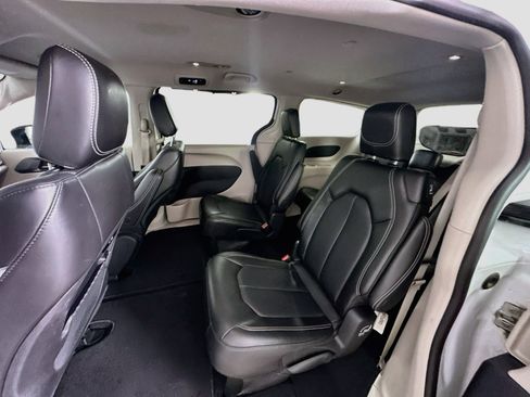 Used 2024 Chrysler Pacifica Touring-L FWD image 27
