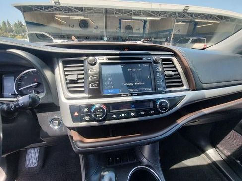 Used 2019 Toyota Highlander XLE FWD image 13