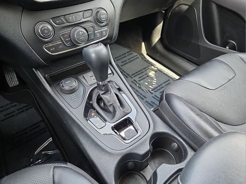 Used 2022 Jeep Cherokee Limited AWD/4WD image 25