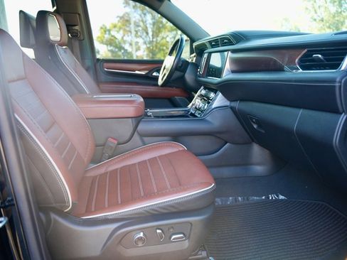 Used 2023 GMC Yukon XL Denali Ultimate image 8