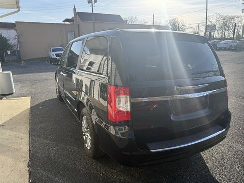 Used 2014 Chrysler Town & Country Touring-L w/ Driver Convenience Group image 7