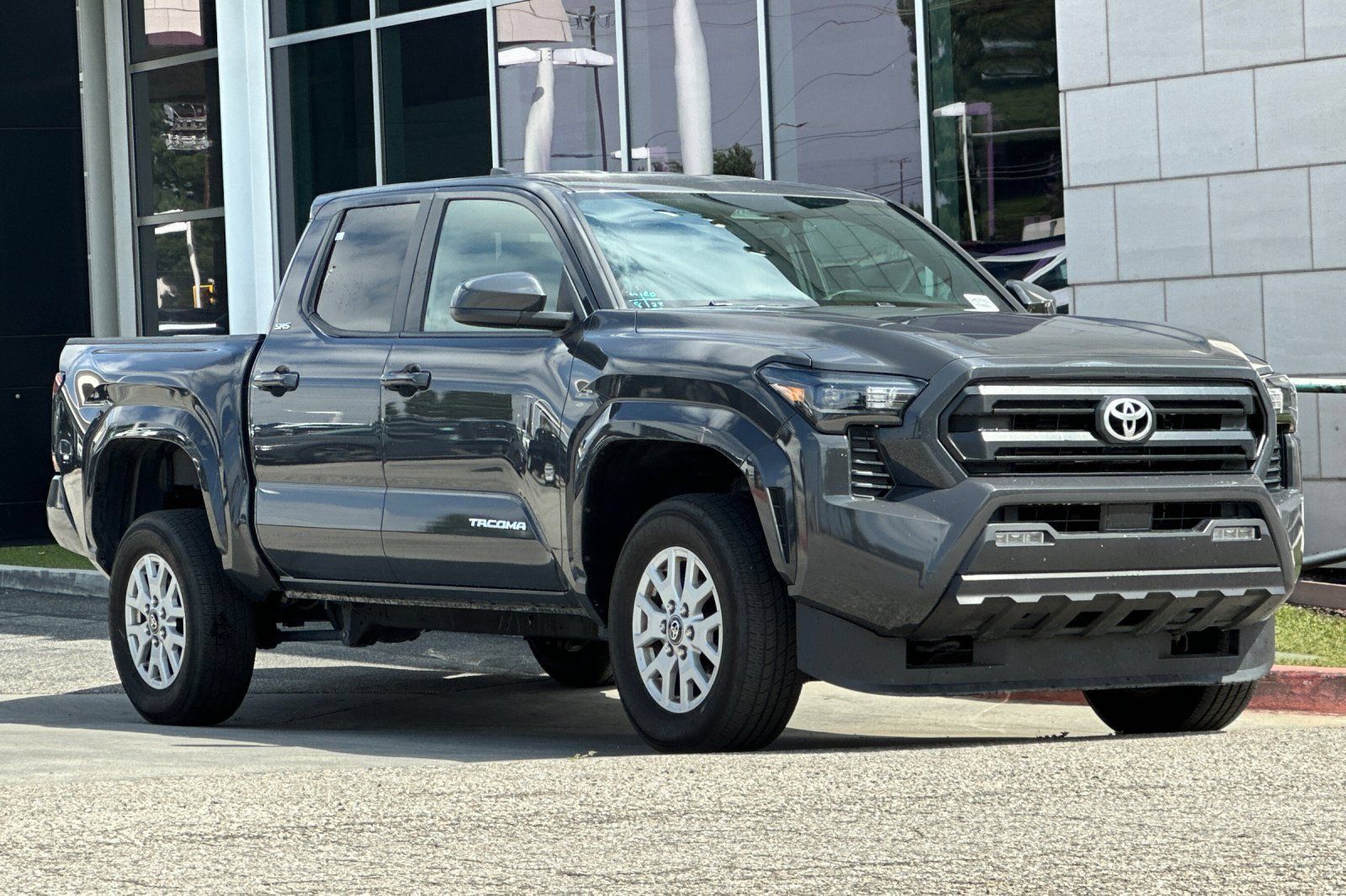 Used 2025 Toyota Tacoma SR5 AWD/4WD image 2