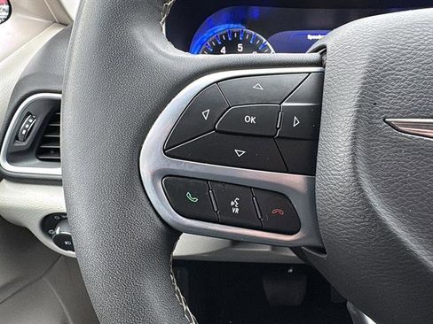 Used 2024 Chrysler Pacifica Touring-L image 19