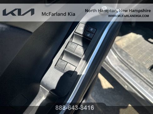 Used 2023 Toyota Highlander LE AWD/4WD image 12