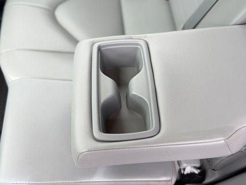 Used 2022 Toyota Highlander XLE AWD/4WD image 10