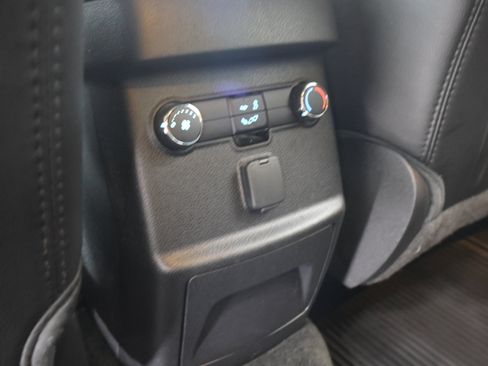 Used 2017 Ford Explorer XLT w/ Equipment Group 202A AWD/4WD image 37