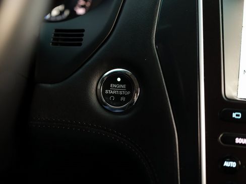 Used 2017 Ford Explorer Platinum image 18