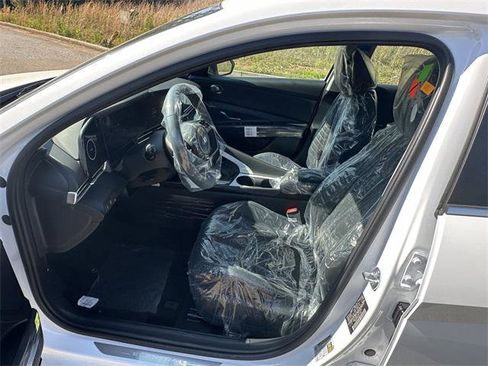 New 2025 Hyundai Elantra Limited image 9