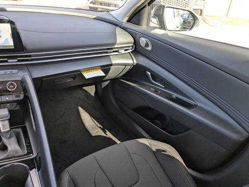 Certified 2025 Hyundai Elantra SEL image 11