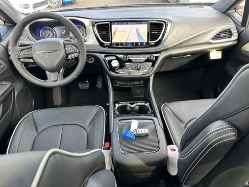 New 2026 Chrysler Pacifica Limited w/ Uconnect Theater Family Group image 32