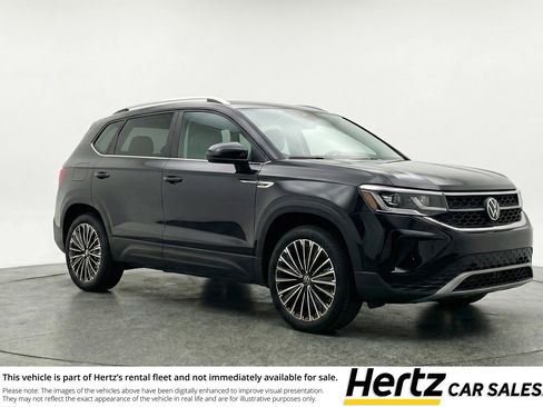 Used 2025 Volkswagen Taos SE image 1