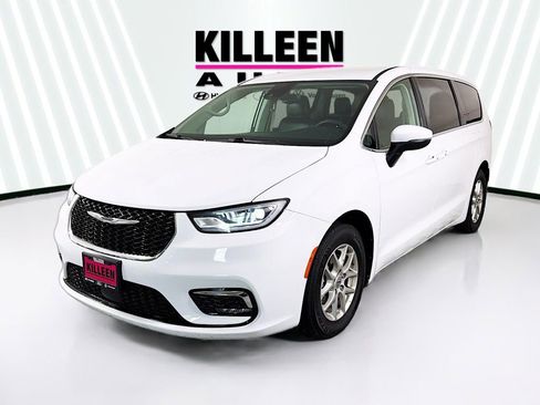 Used 2023 Chrysler Pacifica Touring-L FWD image 3