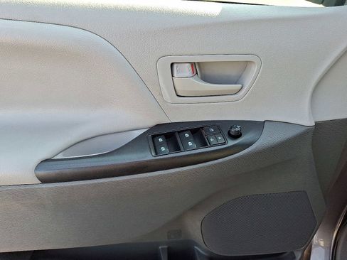 Used 2020 Toyota Sienna L image 14