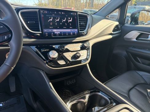 Used 2025 Chrysler Pacifica Limited image 18