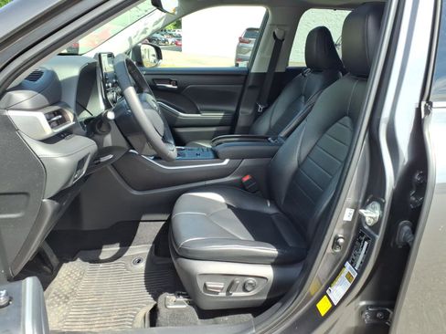 Used 2022 Toyota Highlander XLE AWD/4WD image 18