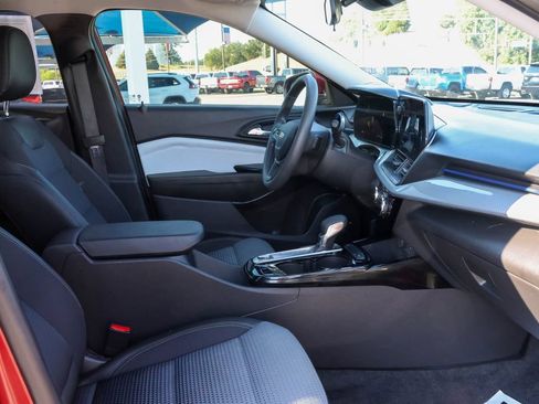 Used 2025 Chevrolet Trax LT FWD image 14