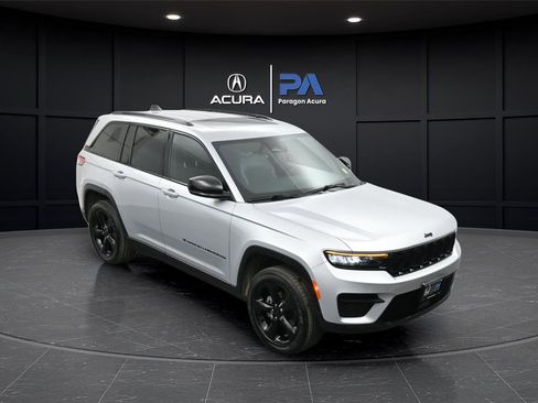 Used 2025 Jeep Grand Cherokee Altitude AWD/4WD image 36