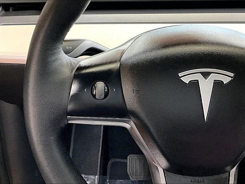Used 2022 Tesla Model Y Long Range AWD/4WD image 16