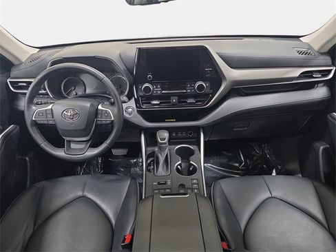 Used 2023 Toyota Highlander XLE image 10