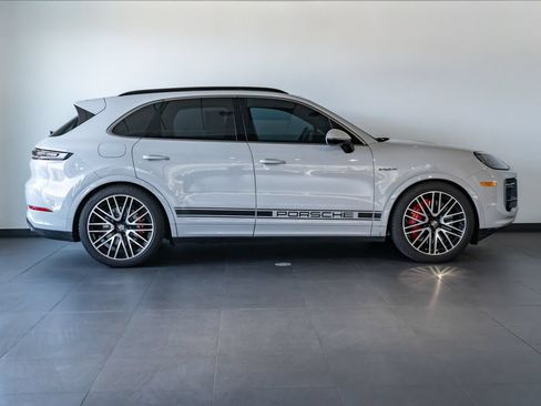 Certified 2025 Porsche Cayenne Turbo AWD/4WD image 8
