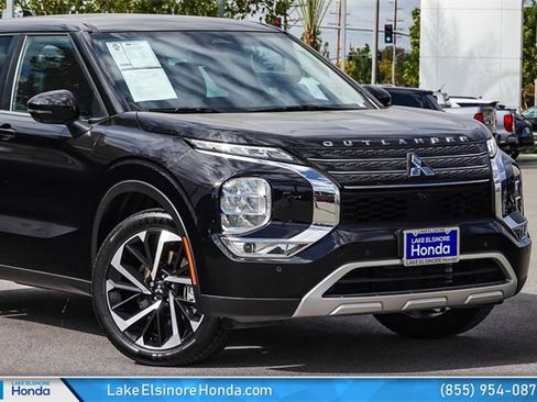 Used 2023 Mitsubishi Outlander SE image 2