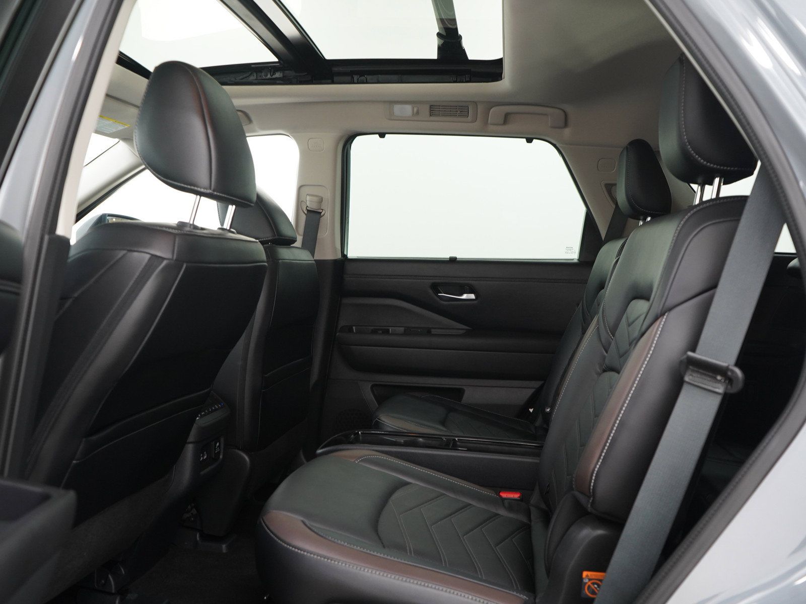 Used 2024 Nissan Pathfinder Platinum AWD/4WD image 18