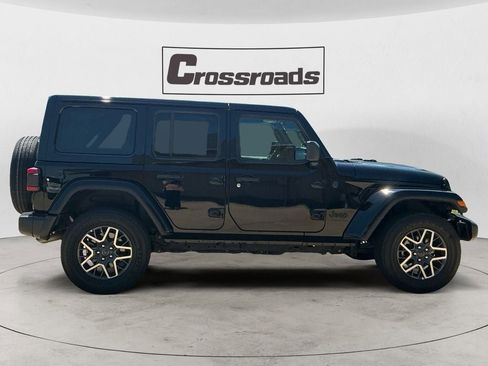 Used 2025 Jeep Wrangler Unlimited Sahara AWD/4WD image 6
