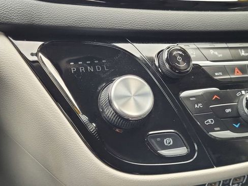 Used 2024 Chrysler Pacifica Touring-L image 12