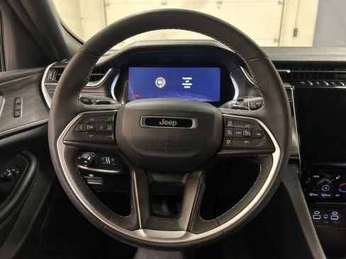 Used 2024 Jeep Grand Cherokee Limited w/ Black Appearance Package image 17