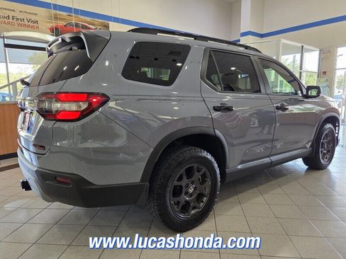 Used 2023 Honda Pilot TrailSport image 4