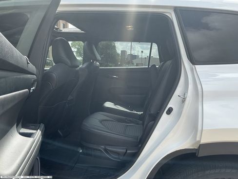 Used 2022 Toyota Highlander XSE FWD image 9