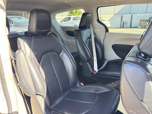 Used 2023 Chrysler Pacifica Touring-L FWD image 24
