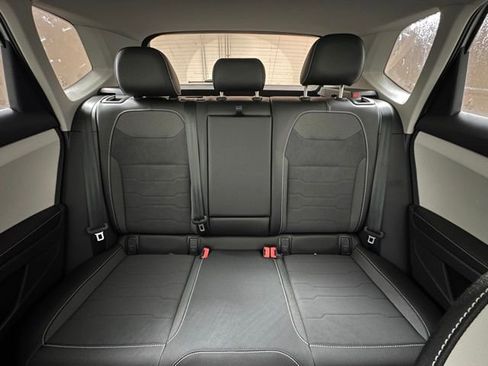 Certified 2025 Volkswagen Taos SE w/ Panoramic Sunroof Package AWD/4WD image 16