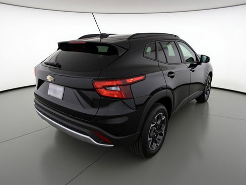 Used 2025 Chevrolet Trax LT image 7