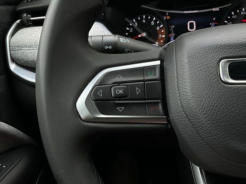 Used 2025 Jeep Compass Latitude image 34