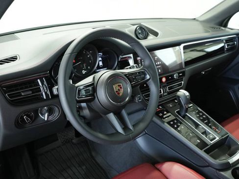 New 2025 Porsche Macan image 4