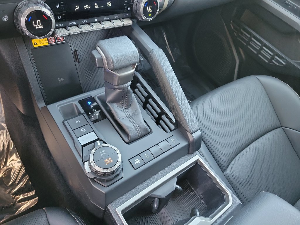 Used 2025 Toyota Tacoma Limited AWD/4WD image 18