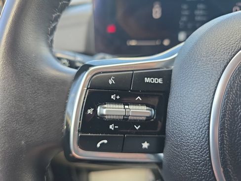 Used 2025 Kia Carnival FWD image 25