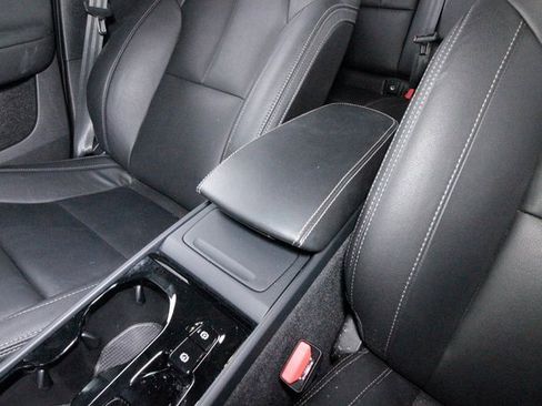 Certified 2025 Volvo XC40 B5 Plus image 10