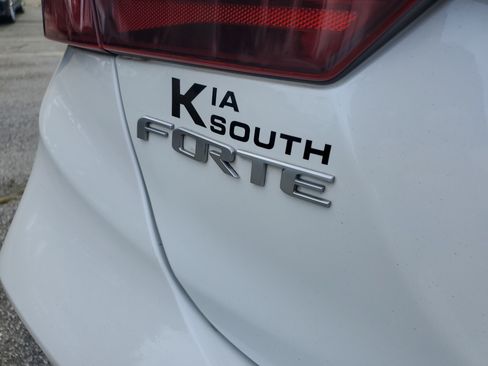 Certified 2022 Kia Forte LXS w/ LXS Technology Package FWD image 8