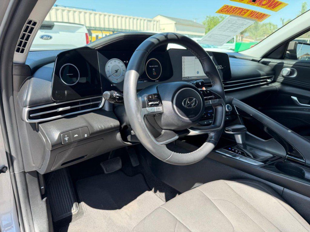 Used 2023 Hyundai Elantra SEL w/ Convenience Package FWD image 16