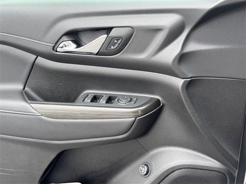 Used 2023 GMC Acadia SLT image 17