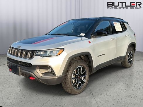 Used 2025 Jeep Compass Trailhawk AWD/4WD image 2