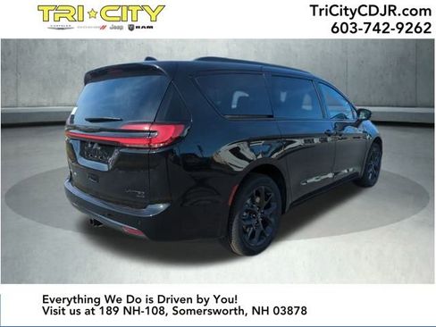 New 2026 Chrysler Pacifica Limited w/ S Appearance Package image 9