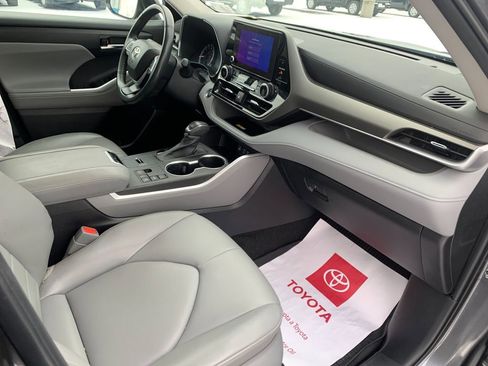 Used 2023 Toyota Highlander XLE FWD image 19