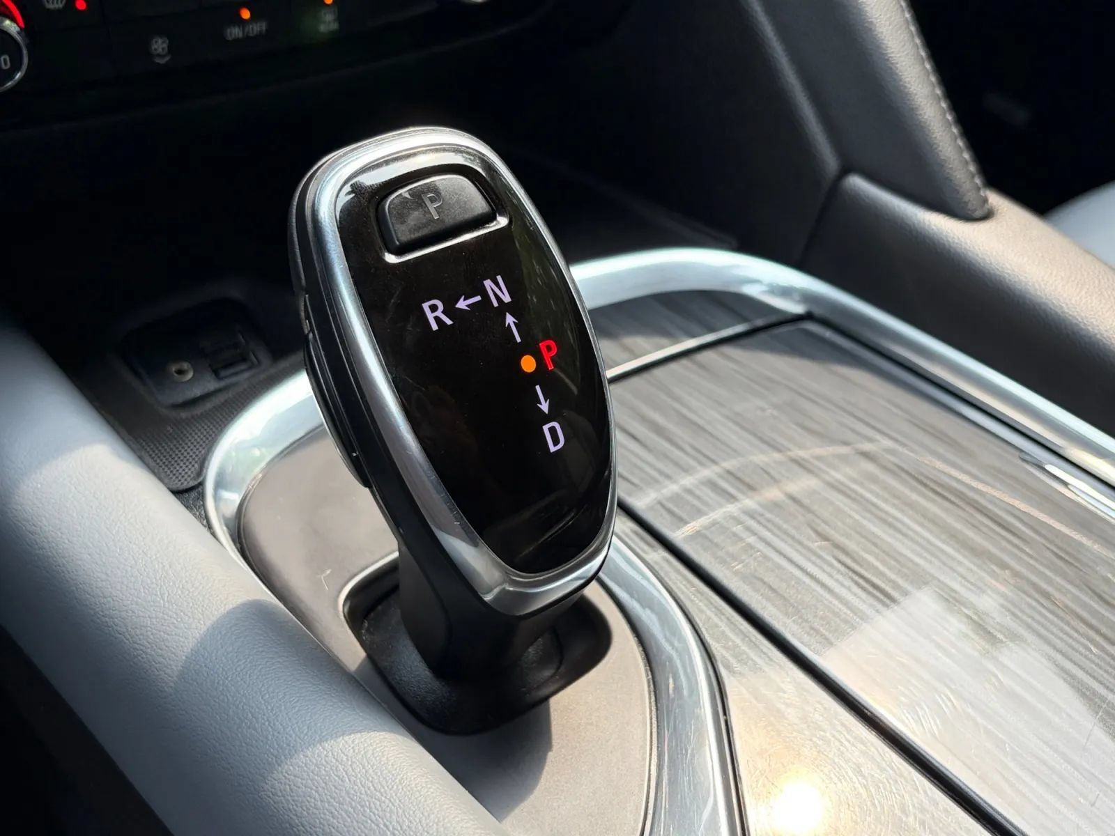 Used 2020 Buick Enclave Essence w/ Sound and Sites Package AWD/4WD image 29