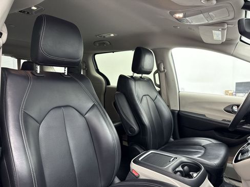 Used 2023 Chrysler Pacifica Touring-L image 33