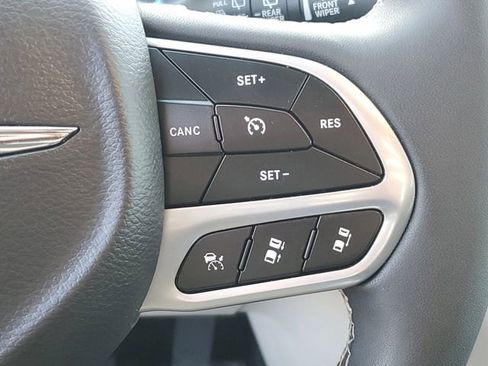 Used 2024 Chrysler Pacifica Touring-L image 18