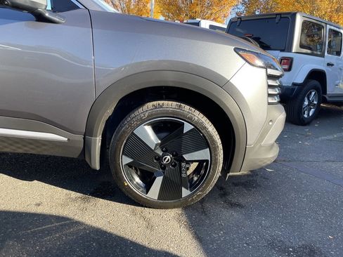 New 2025 Nissan Kicks SR image 12