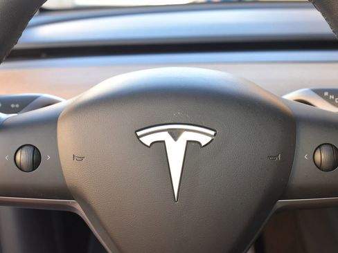 Used 2020 Tesla Model Y Long Range image 9